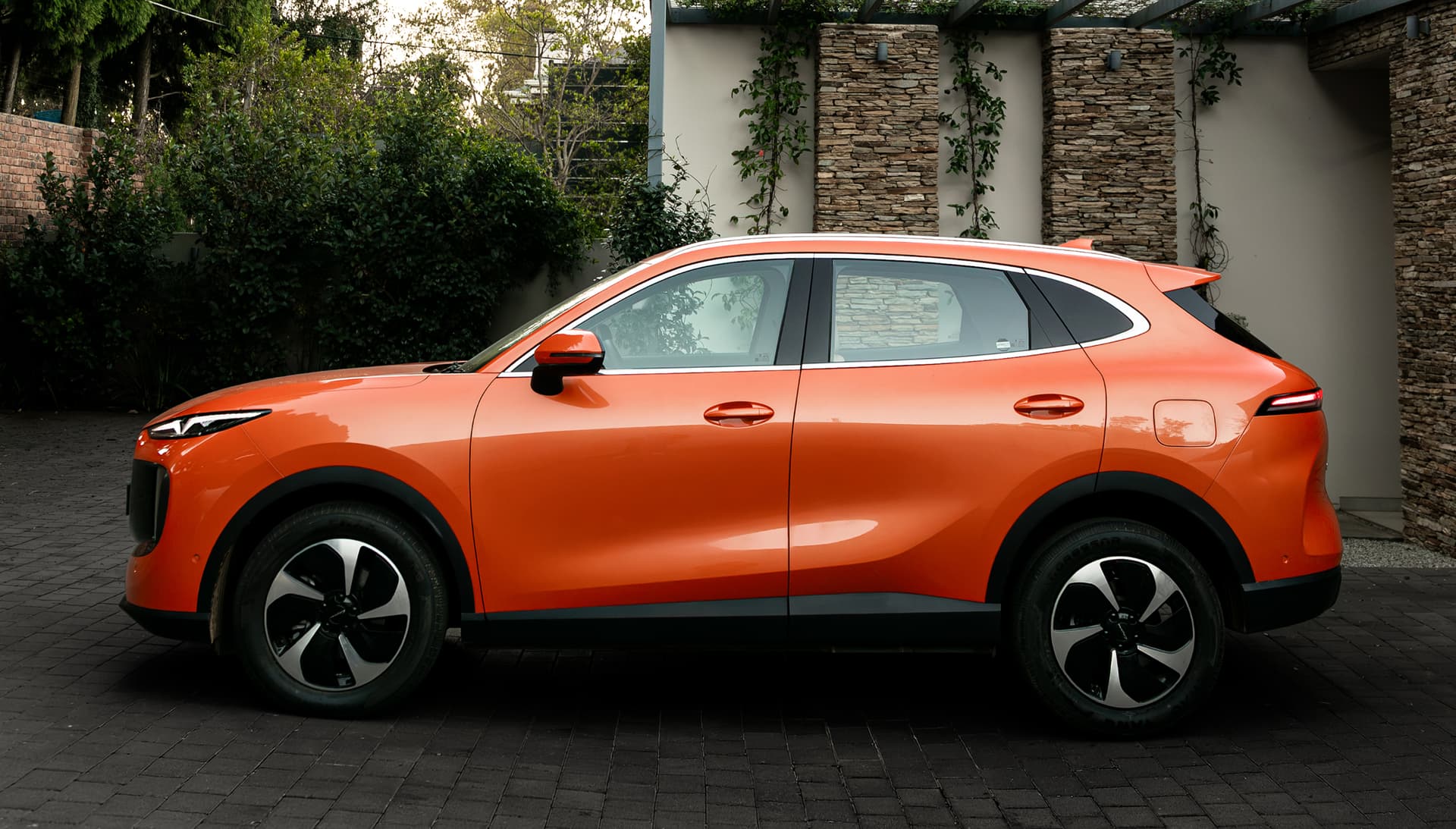 Side view of the orange LEPAS L6