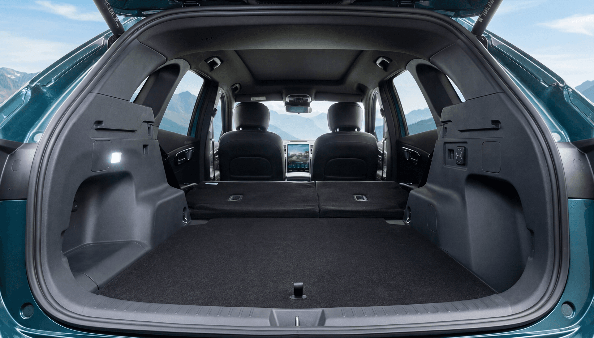LEPAS L8 luggage area with the rear seats folded
